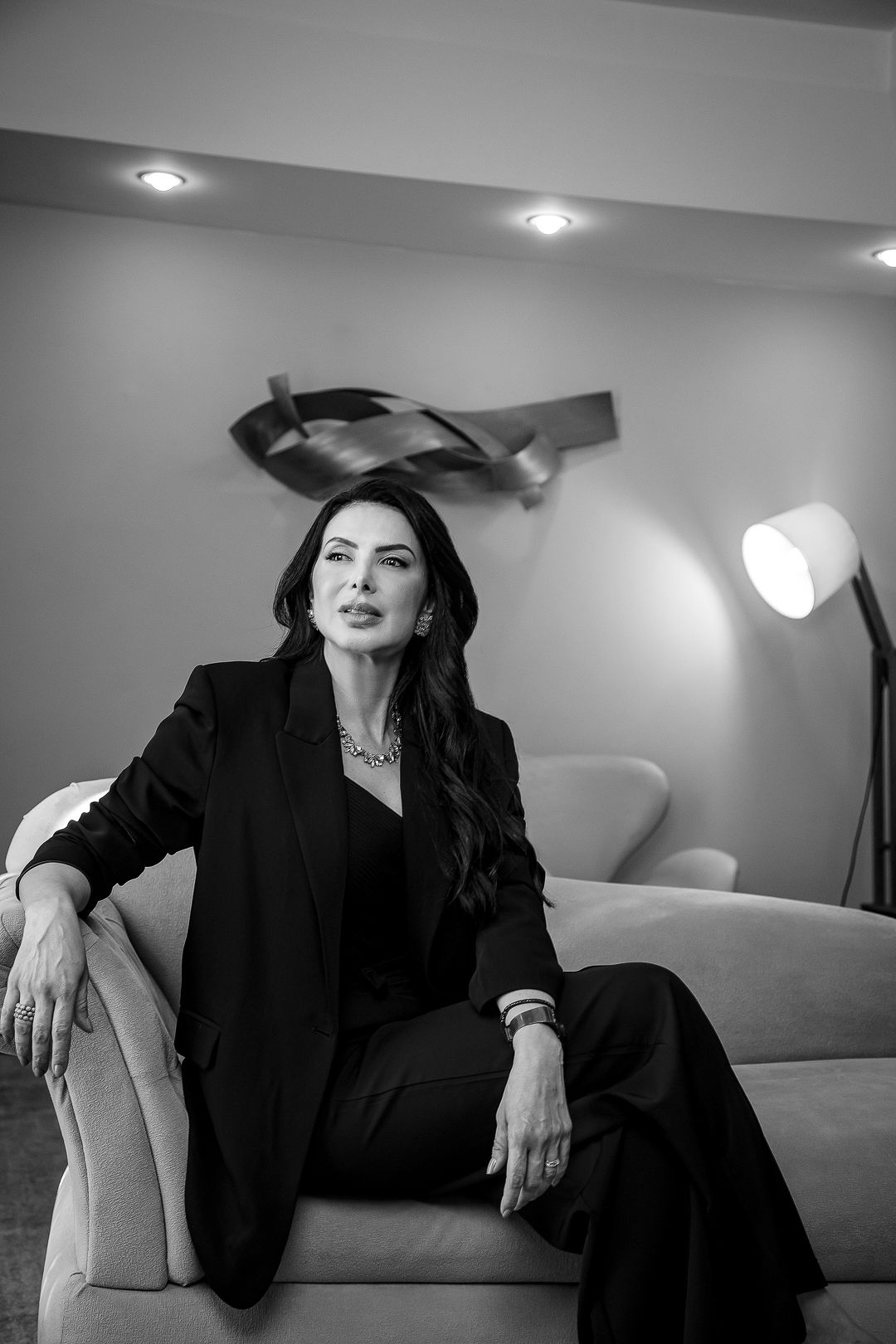 Lidiane Cordeiro sentada em um sofá, retrato em preto e branco